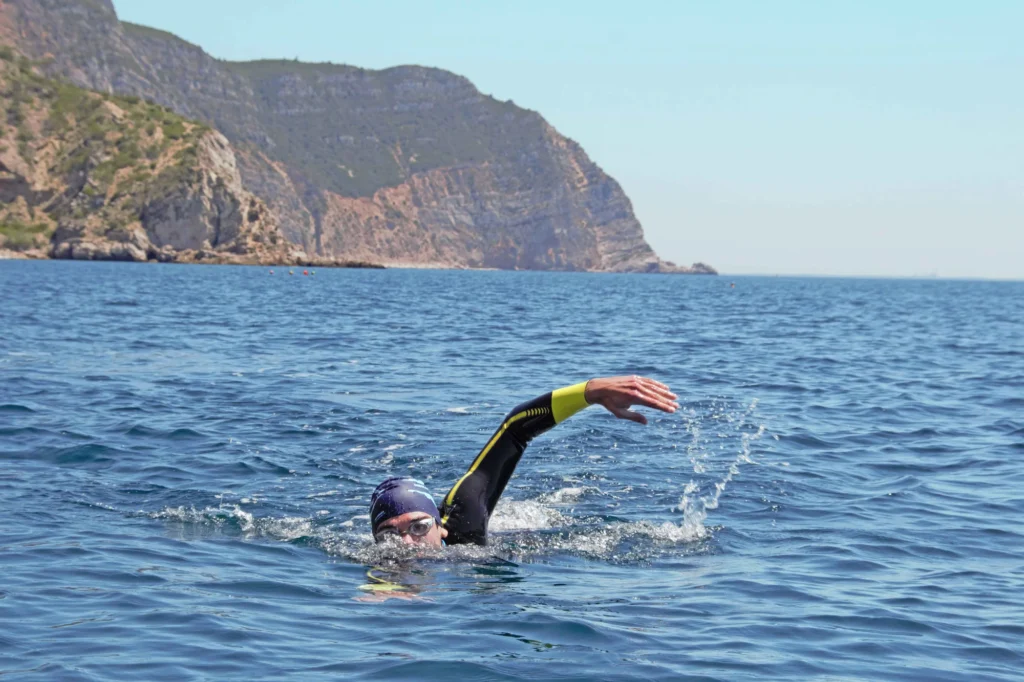 Swimmer experienced swimming in the Sesimbra sea with the Zone3 Advance wetsuit